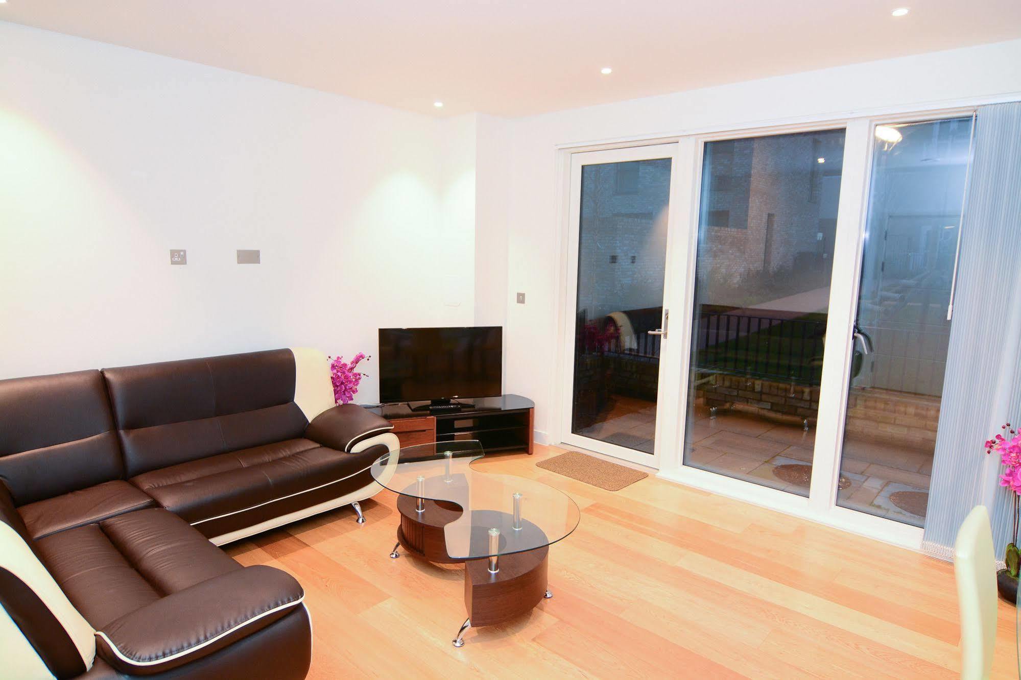 Apartment Wharf - Cambridge Av ลอนดอน ภายนอก รูปภาพ
